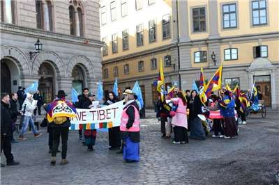 瑞典圖伯特（西藏）團體V-TAG在斯德哥爾摩舉辦抗暴日67週年紀念遊行，呼應達賴喇嘛（Dalai Lama）提出的「慈悲年」，以慈悲心與團結力量對抗壓迫。（V-TAG提供）