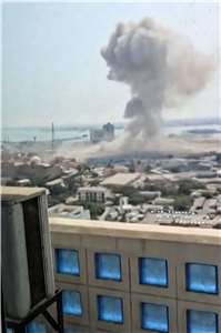 美伊戰爭開打，巴林首都麥納麥發生數起爆炸，天空升起一股濃煙。