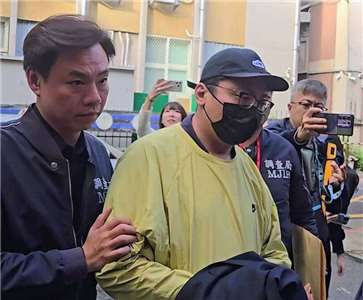 圖為跨國詐騙集團太子集團在台重要幹部王昱棠(黃衣)2025年11月間至台北地檢署複訊。(中央社)