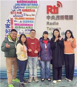 聽友來訪最開心，許家敏(右三)、洪湖黃家口(右四)