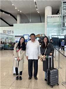 駐沙烏地阿拉伯代表處代表張治平(中)與旅居巴林赴利雅德搭乘日本包機離境之國人合影。(外交部提供)