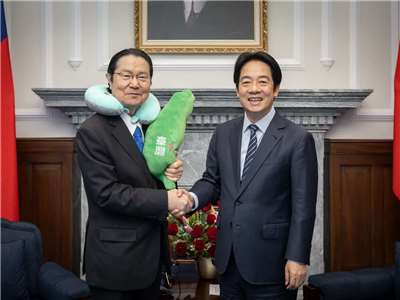 賴清德總統(右)24日接見「日本台灣親善協會」會長衛藤征士郎(左) (總統府提供)