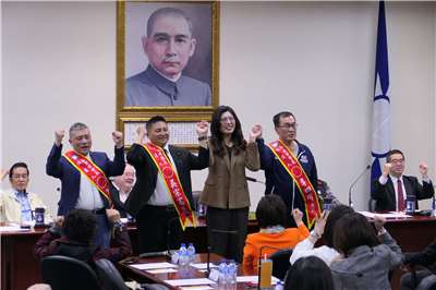 國民黨11日進行第三波縣市長提名，徵召前台北市副市長李四川(右1)參選新北市長、立委吳宗憲(左2)角逐宜蘭縣長、醫師翁壽良(左1)出征嘉義市長。(趙婉淳 攝)