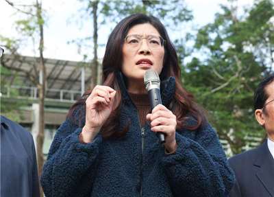 國民黨主席鄭麗文12日在台北出席總理逝世 101週年獻花致敬紀念活動，致詞緬懷孫中山的革命精神。 (圖：中央社)