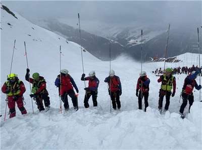義大利阿爾卑斯山21日發生雪崩，搜救人員正在找尋受災者。 (圖:FB/soccorsoalpinocnsas)