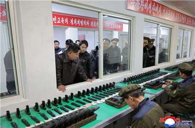 北韓官媒12日報導，北韓領導人金正恩與女兒金主愛一同視察了一家生產手槍等便攜式輕武器的軍需工廠。 (圖:KCNA)