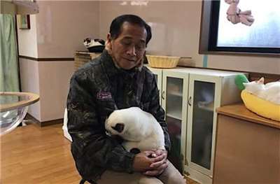 福島核電廠前員工赤間徹照料著數十隻在災後被遺棄的寵物，認為這份工作是他尋求救贖的一部份。(IG@oyaji_3.11)
