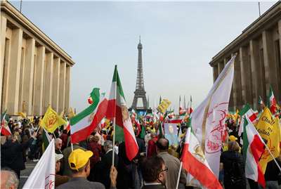民眾聚集在法國艾菲爾鐵塔前抗議伊朗伊斯蘭政權。