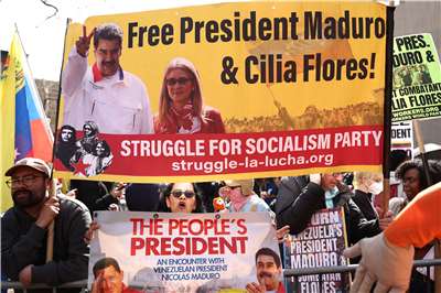 馬杜洛26日2度出庭受審，支持者在法庭外示威抗議。