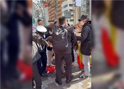 中國駐日大使館官網4日公布，有多名中國公民據報近日在東京街頭觀看馬拉松比賽時遭日人推倒，中駐日使館為此「再次提醒中國公民近期避免前往日本」。(X@Parsonalsecret)