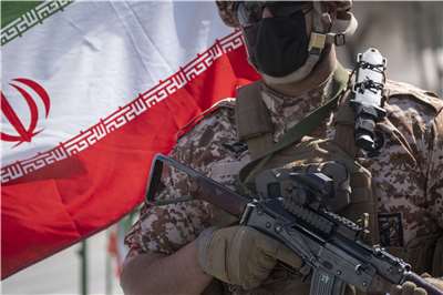 伊朗伊斯蘭革命衛隊(IRGC)23日表示，若該國電力設施受到攻擊，將展開對等報復行動。圖為IRGC武裝士兵站崗資料照。(AFP) 