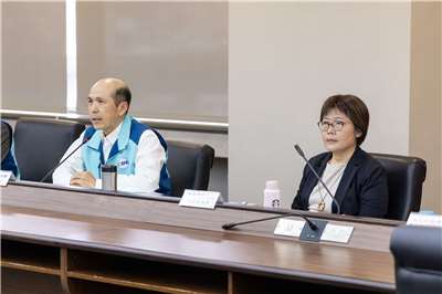 文化部影視及流行音樂產業局長王淑芳（右）、勞動部職業安全衛生署長林毓堂（左）主持「如何提升影視業職場安全衛生研商會議」，邀集公協會、業界代表、各縣市政府文化局處代表會商。(文化部提供)