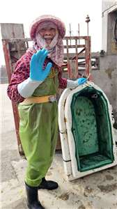 澎湖海女採海菜時，會穿著青蛙裝，腰上綁著保麗龍製成的小船。