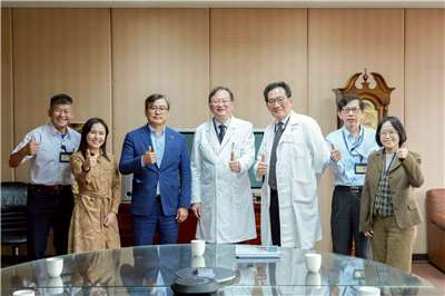 台大醫院18日舉辦「醫療器材援助平台計畫(GMISS)成果分享暨蒙古國救護車捐贈儀式」。(台大醫院提供)