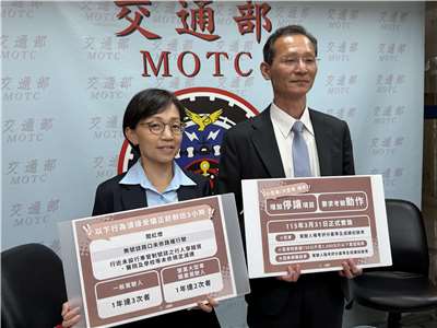 公路局長林福山(右)率領公路局監理組長吳季娟(左)宣導3/31起將上路的兩大駕照管理新制。(吳琍君攝)