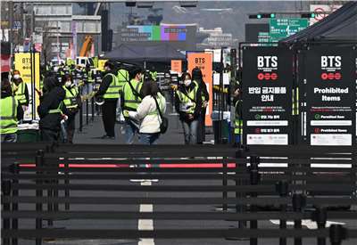 南韓天團防彈少年團（BTS）21日將在首爾光化門舉行回歸秀，主辦單位在演出倒數時刻做最後的準備工作。