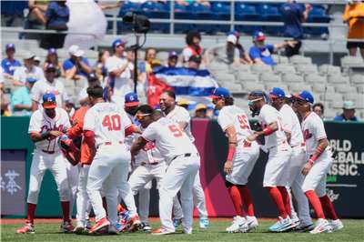 2026年世界棒球經典賽(WBC)分組賽事，A組古巴8日以7比4擊退哥倫比亞拿下第2勝。圖為古巴球員慶祝隊員阿魯巴耶納(Erisbel Arruebarrena)擊出全壘打。(美聯社/達志影像)
