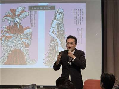 金鼎獎作家邱祖胤15日舉行《高雄有顆藍寶石》新書分享會，分享田調過程中聽見的各種秀場祕辛，回顧台灣昔日一段熱鬧又生猛的庶民娛樂年代故事。(江昭倫 攝)