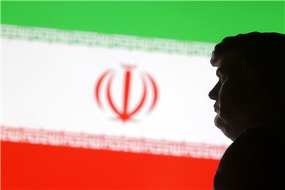 根據匿名官員透露，伊朗已開出停火條件，要求美以必須保證未來不再發動攻擊。圖為3D列印的美國總統川普的微型模型與伊朗國旗。(路透社/達志影像)