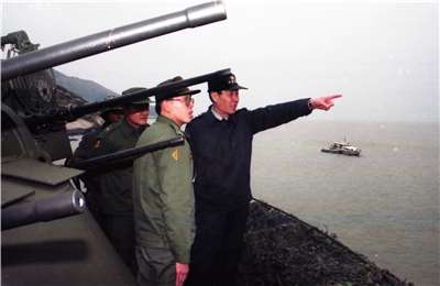 1996年期間，中共試圖以飛彈試射等軍事手段干預台灣總統直選。圖為時任參謀總長的羅本立(右)於1996年1月31日巡視外島高登、大坵資料照。(軍聞社提供)