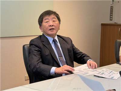 行政院政委陳時中18日說明，政院預計明日院會將拍板通過「勞動部放寬外籍幫傭申請條件」。(鄭佑漢 攝)