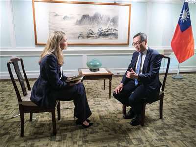 外交部次長陳明祺(右)接受美國哥倫比亞廣播公司專訪，說明台灣因應能源衝擊與多元供應策略 (外交部提供)