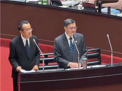 行政院長卓榮泰(右)及國防部長顧立雄(左)20日在立法院備詢。(鄭佑漢 攝)