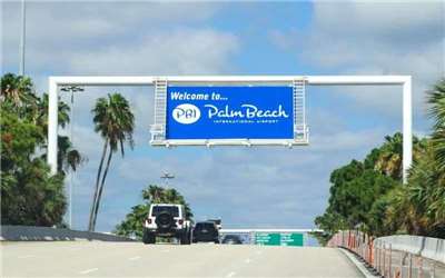 美佛州州長簽署法案，棕櫚灘國際機場更名為川普機場。 (圖:翻拍自官網)