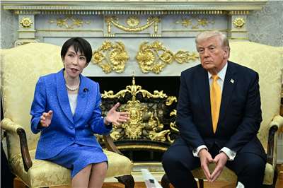 日本首相高市早苗(左)19日在白宮會見美國總統川普(右)。(AFP)