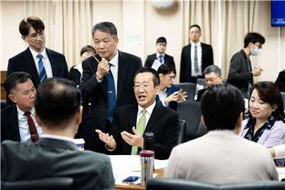 立法院外交及國防、經濟委員會26日繼續聯席併審「國防軍購特別條例」仍難達共識，最終裁定送黨團協商。(楊仁翔 攝)