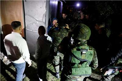 約旦河西岸(West Bank)一家美髮院18日受到伊朗飛彈攻擊，造成至少3名女性喪命，圖為巴勒斯坦安全人員視察現場。