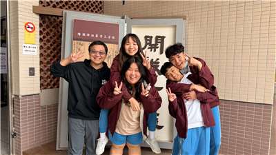 《臺灣夜市 Taiwan Yes》主持人曾偉旻，專訪金門縣金城國中三年仔學生洪翊愷、許玉媚、蘇詠新、陳希祐，以及指導老師王主恩