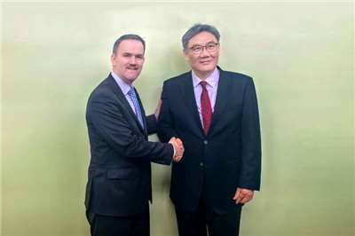 中國商務部部長王文濤26日在喀麥隆出席世貿組織第4屆部長級會議期間，會見美國貿易代表葛里爾(Jamieson Greer)。中國商務部網站。