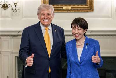 美國總統川普(左)19日在白宮會見來訪的日本首相高市早苗(右)。(X@White House)