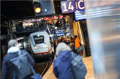 德鐵虧損嚴重長期誤點，交長示警恐造成民主危機。圖為德國漢堡車站。 