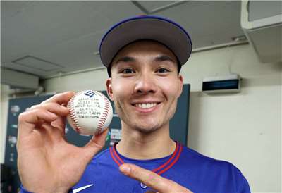 台捷之戰敲出滿貫砲幫助台灣贏球的費爾柴德，特別向球場要回球留作紀念，他也透露，能把這場精彩勝利獻給他們，讓他覺得格外開心。(讀賣新聞提供)