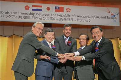 「日華議員懇談會」會長古屋圭司(左1)、駐日代表李逸洋(左2)。(圖：李逸洋臉書)