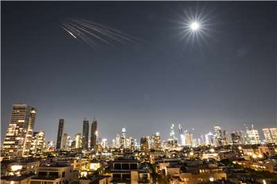 以色列中部5日夜空看見裝載集束彈藥的伊朗飛彈。