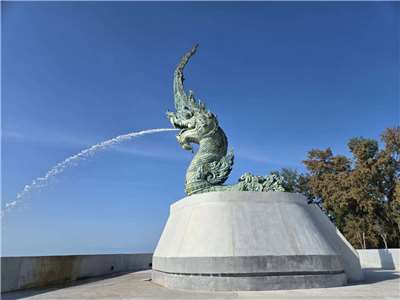 宋卡湖畔泰國水神「納迦」(Naga)的噴水雕像。(余思瑩攝)
