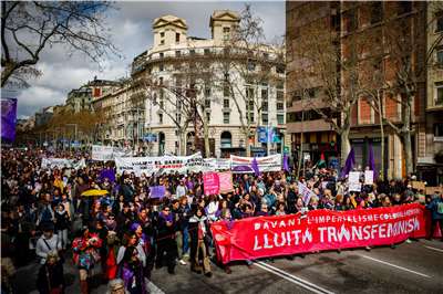 為紀念國際婦女節，西班牙多座城市舉行示威活動。圖攝於加泰隆尼亞的巴塞隆納。