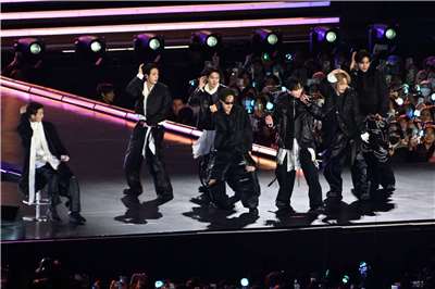 韓國防彈少年團(BTS)21日晚間在首爾光化門廣場舉行合體回歸演唱會，7名團員在台上載歌載舞。  