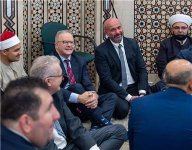 澳洲總理艾班尼斯(Anthony Albanese)20日參加開齋節禮拜。 (圖:X@AlboMP)