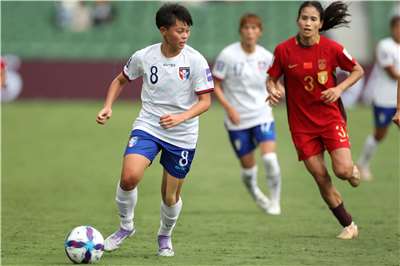 亞洲盃女足賽， 台灣以0:2輸中國。圖為台灣隊前鋒李翊汶(左)控球。