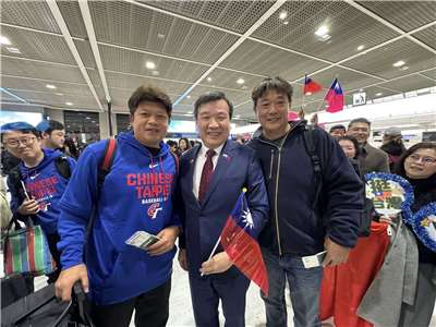 世界棒球經典賽（WBC）台灣隊10日晚間搭機離開東京返台，駐日代表李逸洋(中)與旅日僑胞前往歡送台灣隊。(李逸洋臉書)