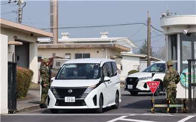 圖為東京都警視廳公安部調查人員，搜索犯嫌隸屬基地後駕車離開。(讀賣新聞/AFP)