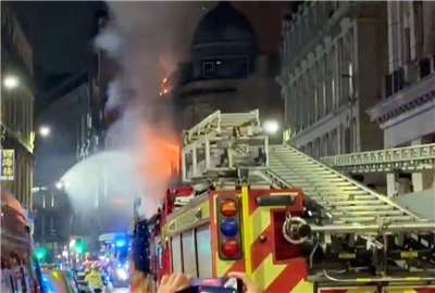 英國格拉斯哥中央車站(Glasgow Central Station)附近一處建築物8日失火，造成火車運輸服務大亂。(翻攝X@John Swinney)