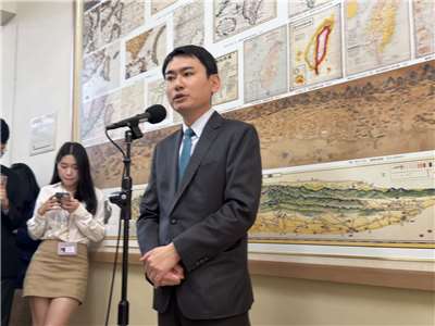 立法院外交國防與財政委員會下週排審政院版、國民黨版及民眾黨版的國防特別條例。民進黨立委陳冠廷今天(18日)表示，已請國防部跟各黨團全力溝通，他並強調強化國防戰力並非零和遊戲，希望藍、白支持政院版，創造三贏。(趙婉淳 攝)