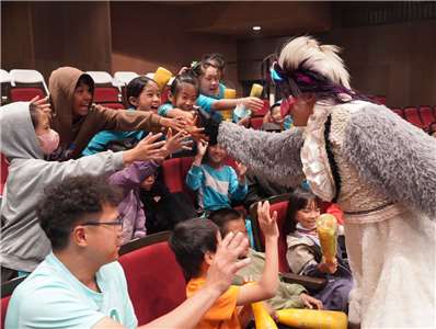 屏東縣政府今年啟動歷來規模最大的學童藝術接駁計畫，邀請近9千名學童在兒童節假期走入專業劇場觀賞紙風車劇團經典兒童音樂劇《雞城故事》。(紙風車劇團提供)