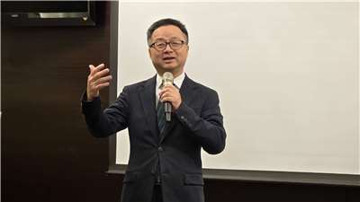 海基會秘書長羅文嘉在背景說明會中介紹宣傳短片。(陳國維 攝)