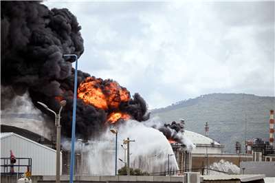 以色列北部城市海法(Haifa)一座煉油廠，30日遭伊朗飛彈攻擊後陷入火海。